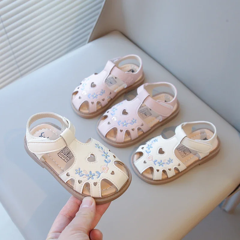 

Лето 2023, сандалии для маленьких мальчиков и девочек, новая вышитая пляжная обувь принцессы с мягкой подошвой из искусственной кожи, уличная новая пляжная обувь с цветочной вышивкой
