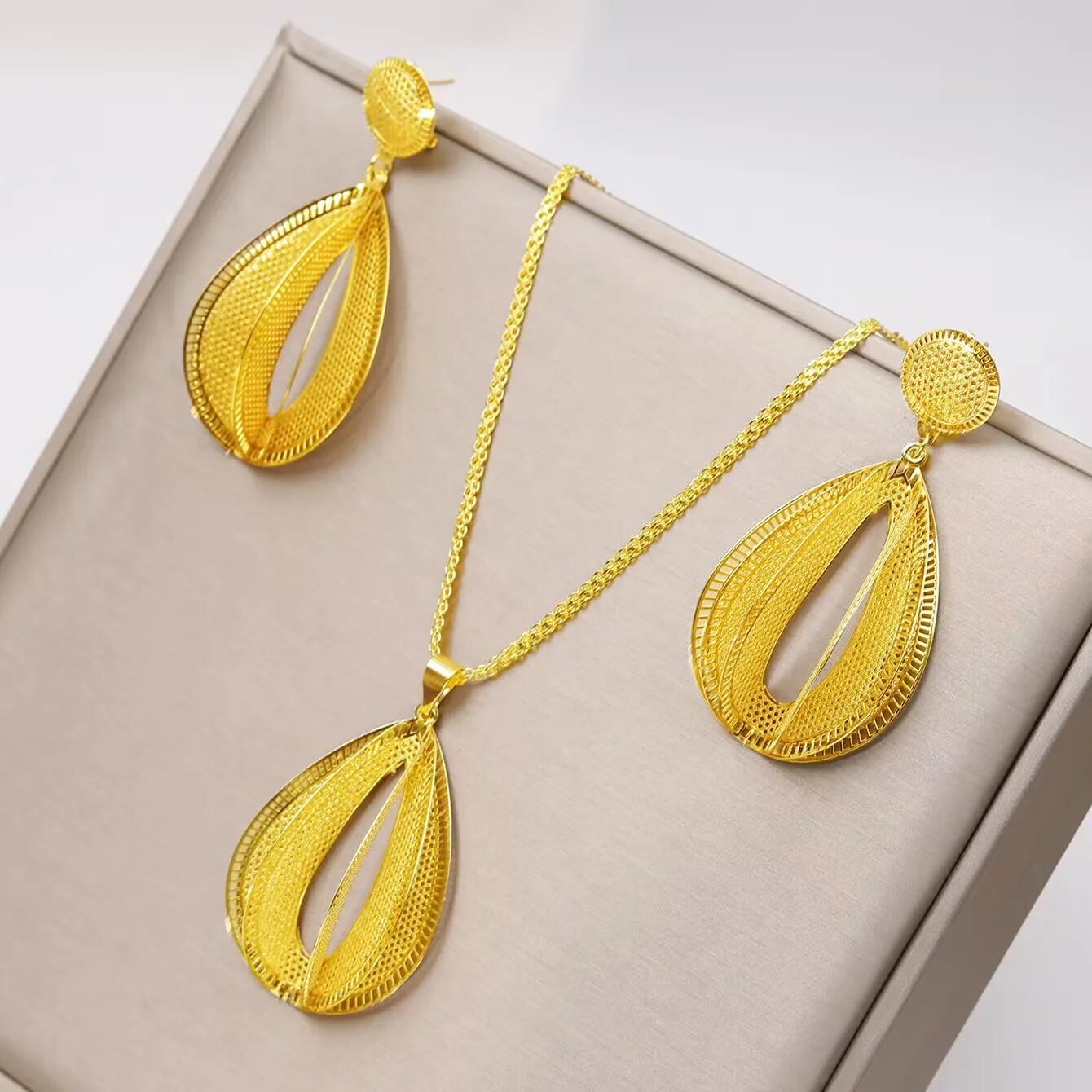 

Dubai US UK France New Gold Plated Alloy Necklace Earrings Wedding Party Anniversary Jewelry Gift Set for Lover YY10695