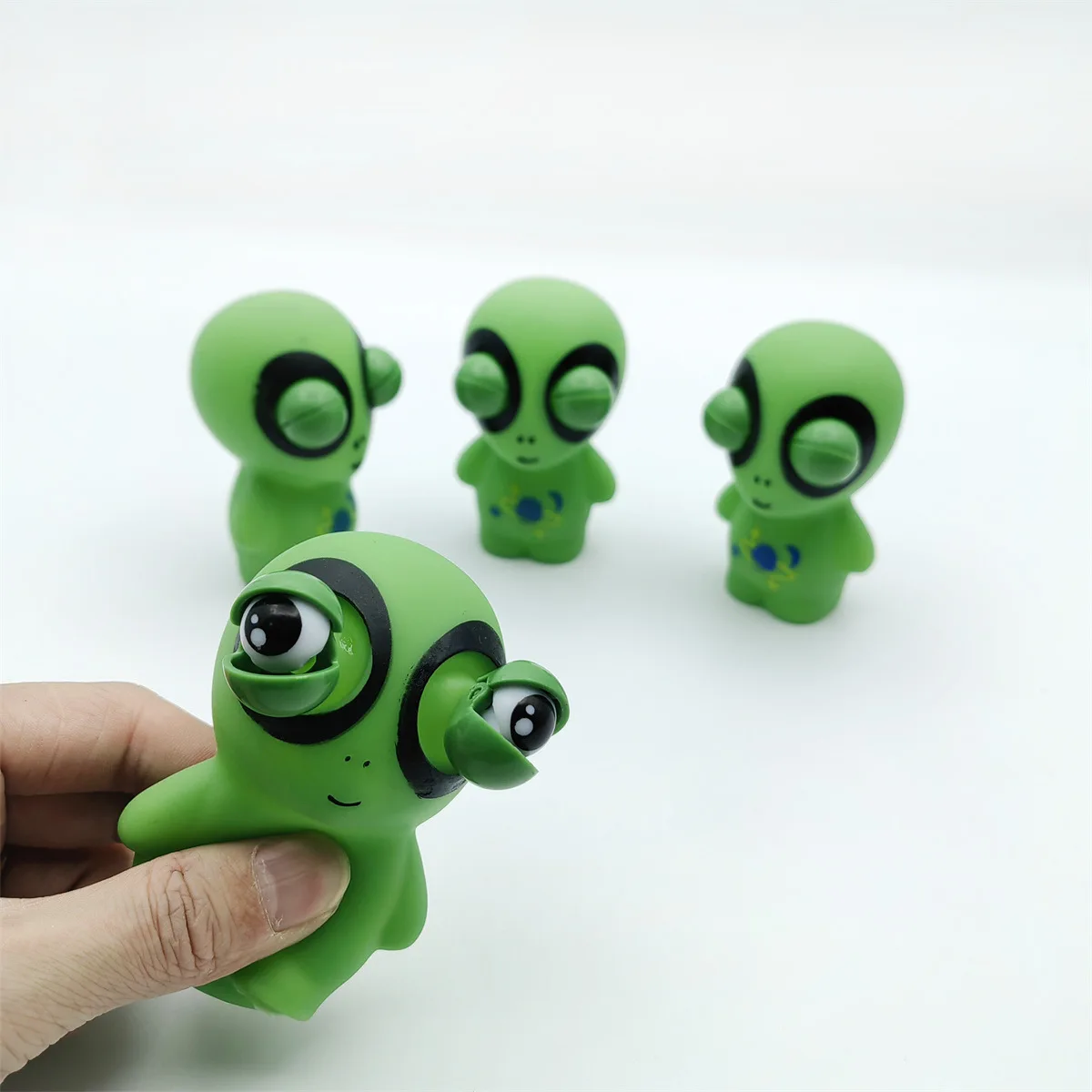 

New Creative Squinting Green Aliens Pinch Music Fidget Toy Novelty Funny Eyeball Burst Squeeze Toy Kids Decompression Toys