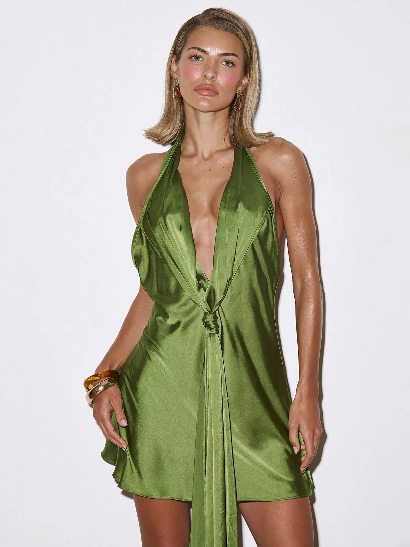 

Оливково-зеленое атласное мини-платье с глубоким V-образным вырезом и завязками спереди