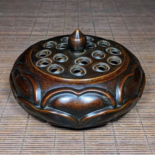 

Pure copper lotus incense burner, height 6.5 centimeters, width 10 centimeters, weight 472 grams