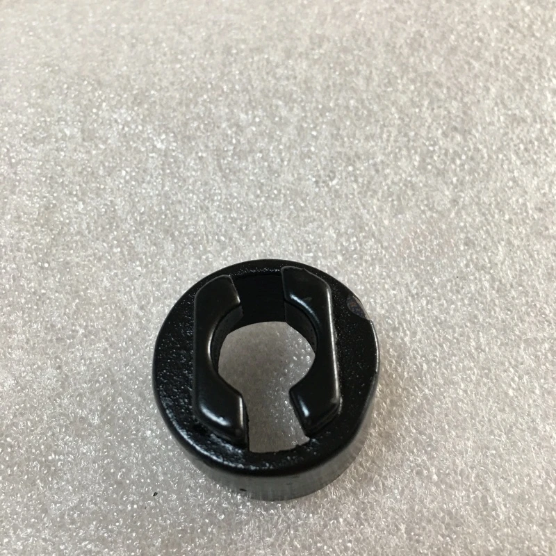 

7167846 Door Hinge Washer Mount Cast for Loader T450 T550 T590 T595 T630 T650 T740 T750 T770 T870 A770