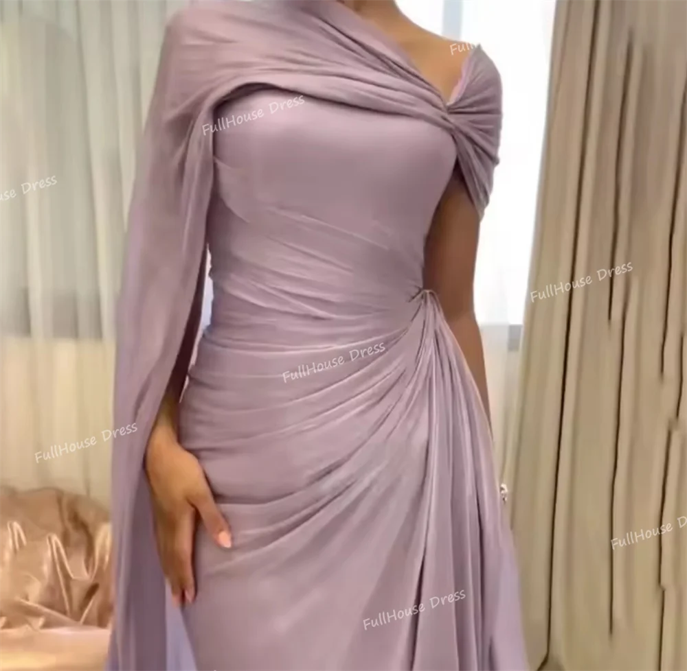 فستان سهرة أنيق مصنوع حسب الطلب بياقة قارب مطوي وغمد متدفق مع فتحة جانبية فستان سعودي طويل بدون ظهر مع كيب