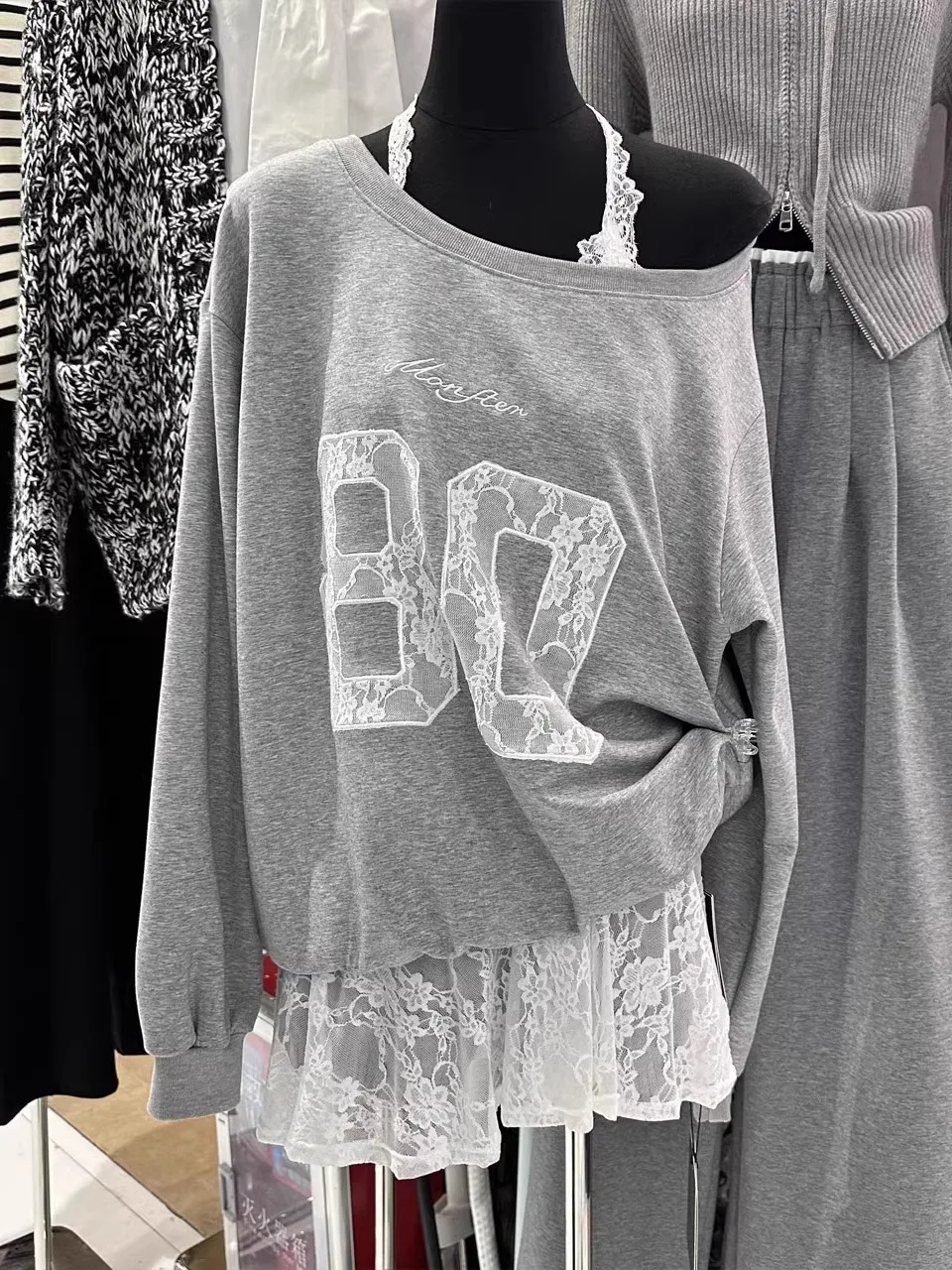 

Весна 2026: Новинка! Модный комплект из двух предметов: худи с открытыми плечами и кружевными вставками, а также свободные брюки с круглым вырезом.