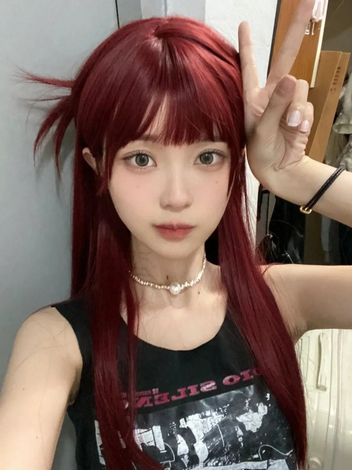 

26 Inch Synthetic Fiber Long Straight Hair With Bangs In Burgundy Brown Color, Perfect For Ladies To Wear For Halloween Parties, Holidays, Nature, Elegance, Sexy, Romance, Simplicity, Casual Style, Street, Campus, And Cosplay Christmas, Halloween, Against