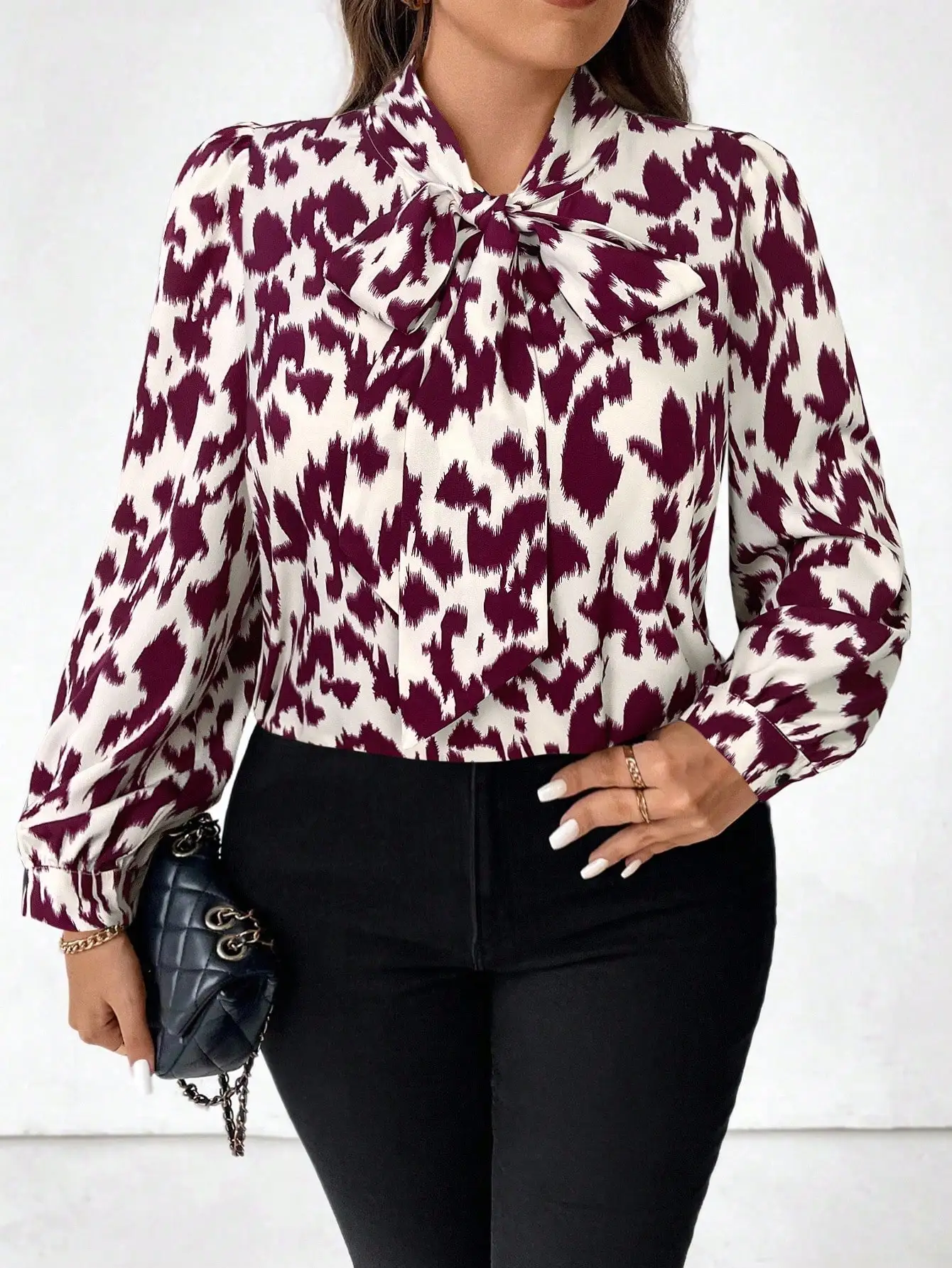 

Элегантная женская блузка с леопардовым принтом, длинными рукавами и завязками спереди