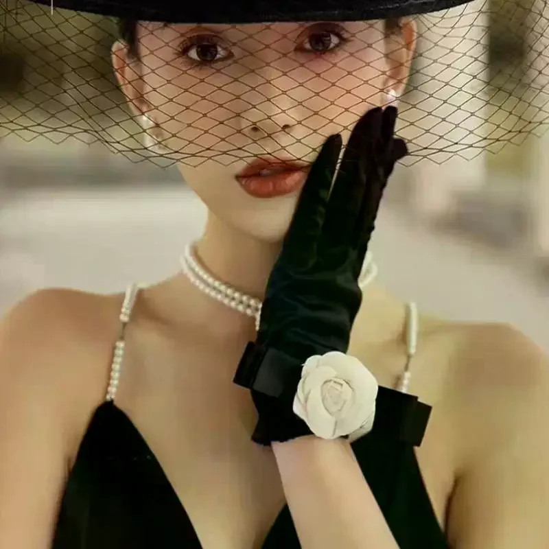 جديد قفازات الساتان الأسود المخملية مع كاميليا مطاطا قفازات كاملة الأصابع الزفاف أنيقة قصيرة قفازات المعصم جهاز تدفئة محمول هدية