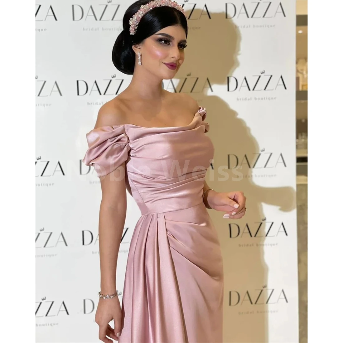 Elegantes A-Linien-Abendkleid aus hellrosa Satin mit schulterfreiem Fischschwanzfalten-Design nach Maß