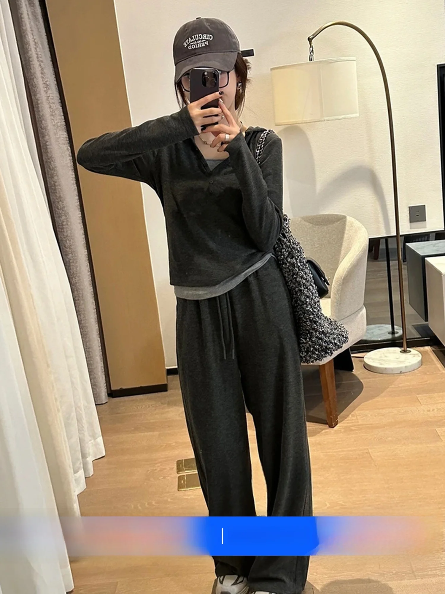 

Модный повседневный комплект спортивной одежды. Женский весенне-осенний топ с капюшоном и ремешком. Жилет. Широкие брюки. Высококачественный комплект из футболки. Осенний комплект.