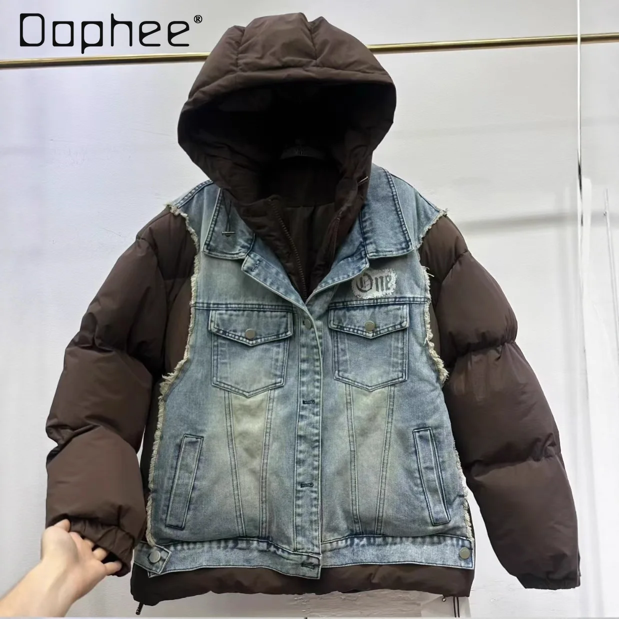 

Хлопковая куртка в европейском стиле для женщин, зима 2023, новая лоскутная джинсовая куртка-пуховик с буквенным принтом, меняющая цвет, пальто