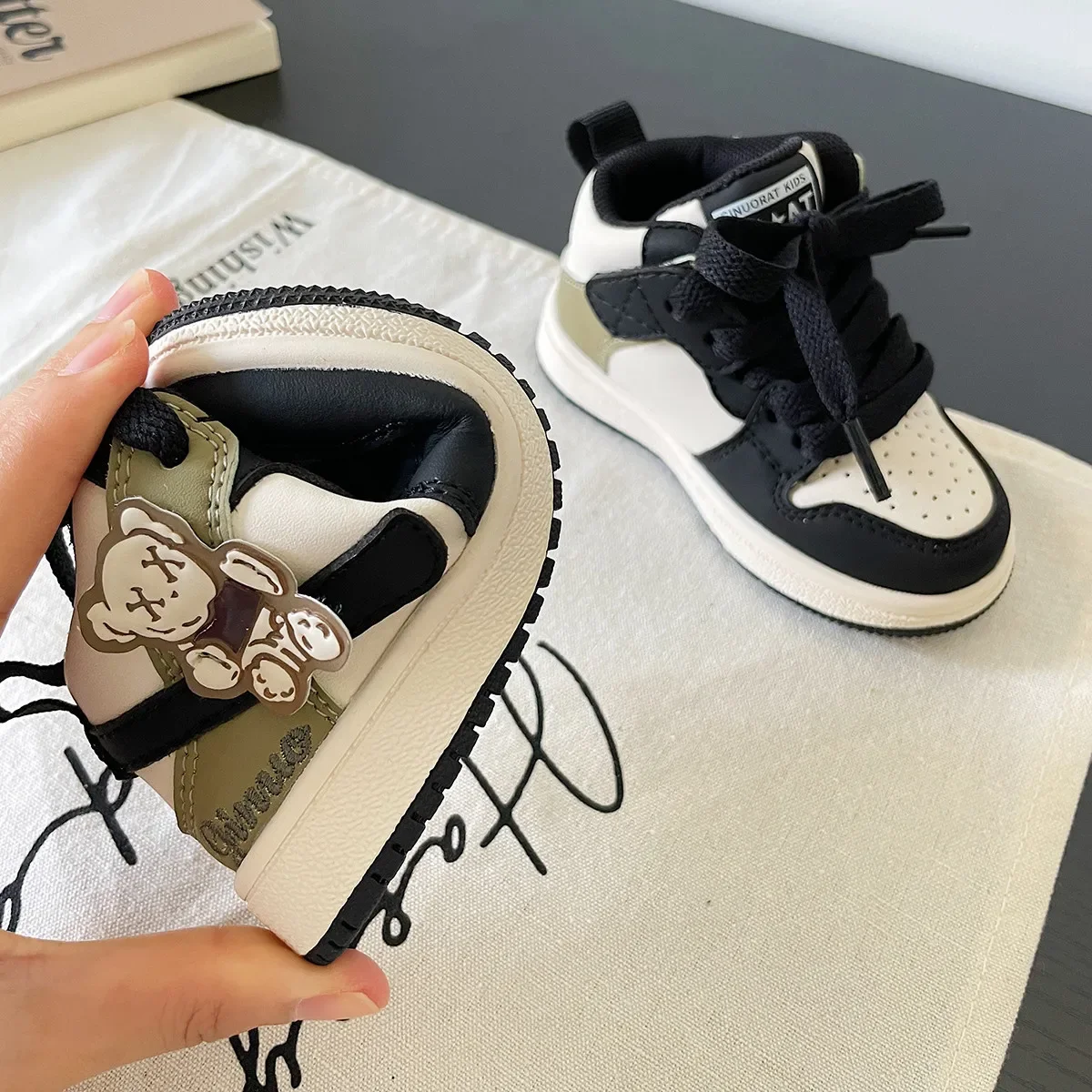 Buty deskorolkowe dla dzieci wiosenny i jesienny nowy dziewczynek obuwie codzienne dziecięce modne trampki gorące buty do biegania dla chłopców