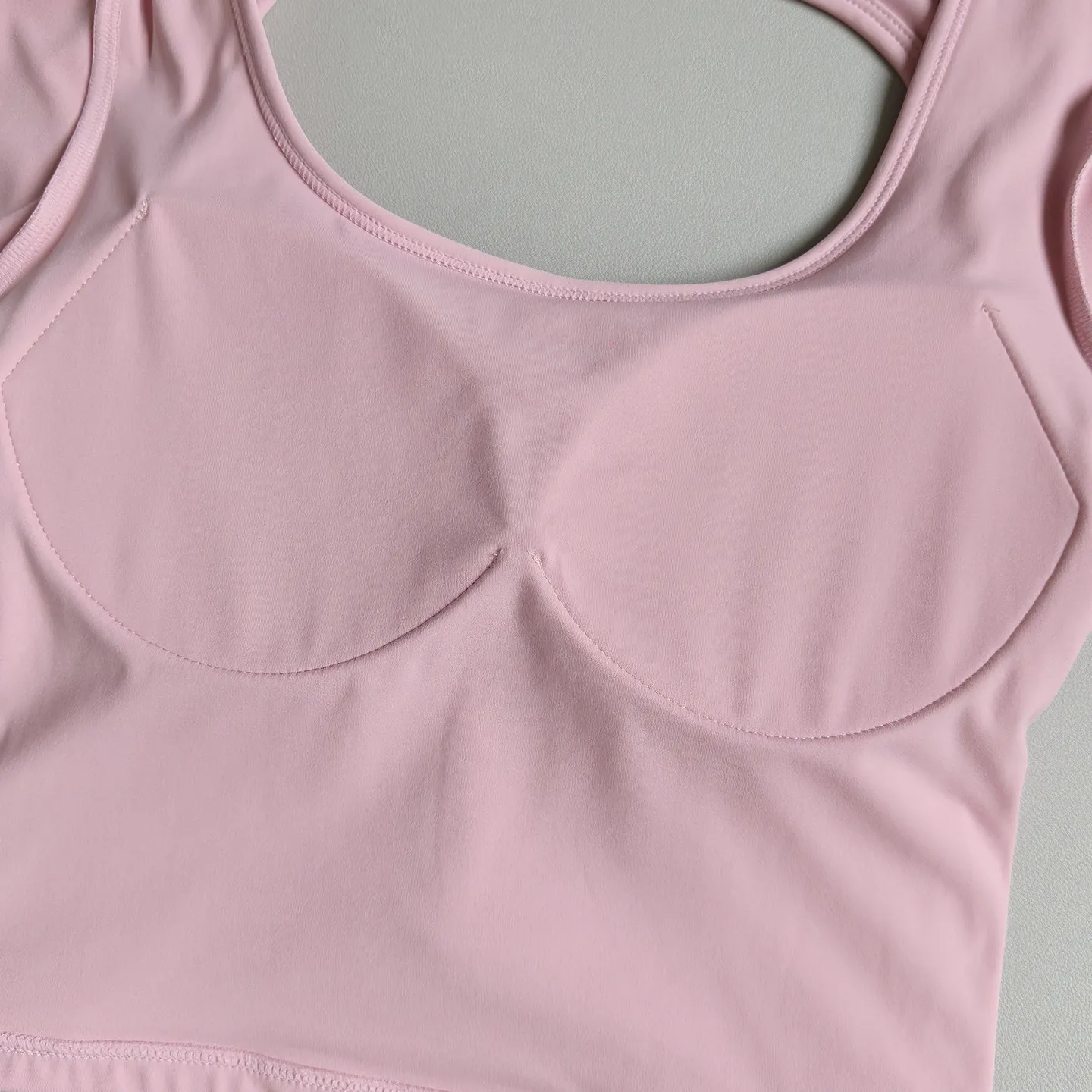 Yoga-Oberteile mit langen Ärmeln und Brustpolstern für Damen, mit offenem Rücken, stoßdämpfend, schnelltrocknend, ideal für Pilates und Fitness im Fitnessstudio. – Detail 8
