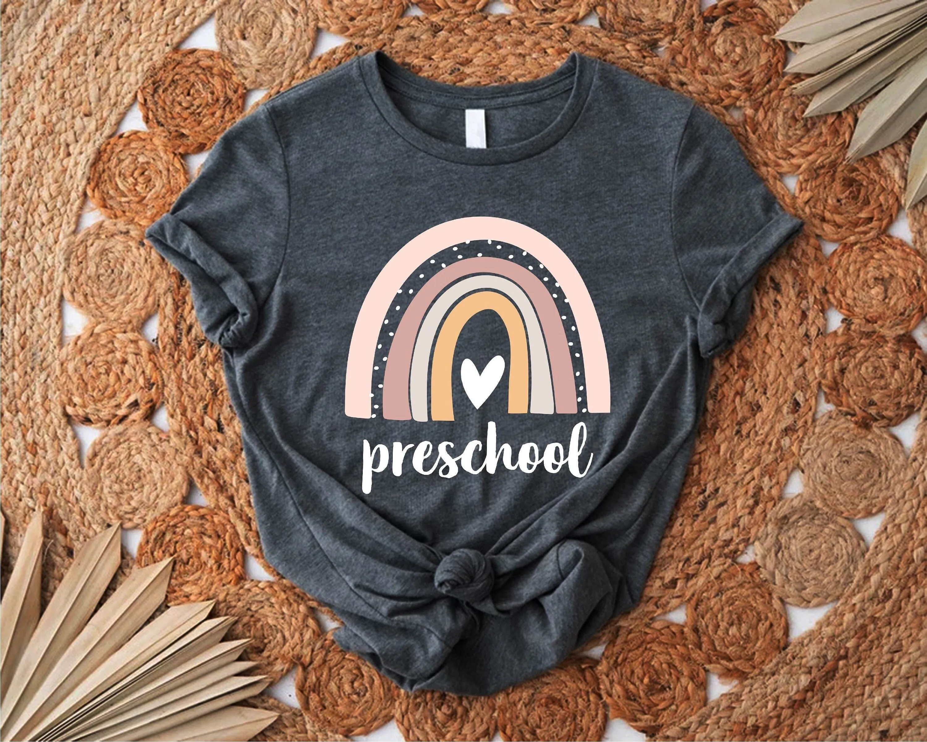 تي شيرت لطيف لمرحلة ما قبل المدرسة بألوان قوس قزح لفريق المعلم قبل K مجموعة أفكار Hello