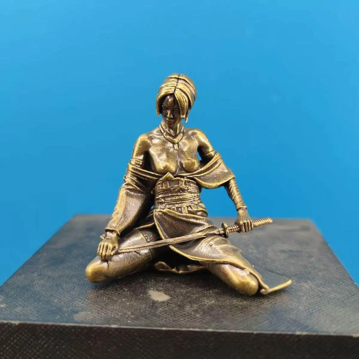 58mm Solid Brass Female Warrior Leisha Figurine Kneeling Sword Lady Dark Queen Style Statue Car Desktop Collectible Art Ornament