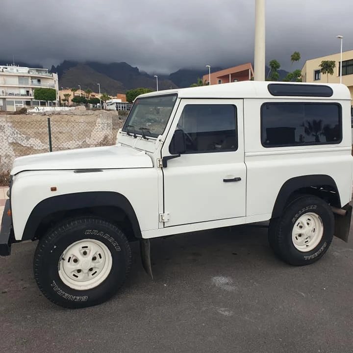 

High Quality Custom-fit Car Mats for Land Rover Defender 90 TDI300 TD5 Both LHD and RHD Black Color Upgrade restoration Carpets