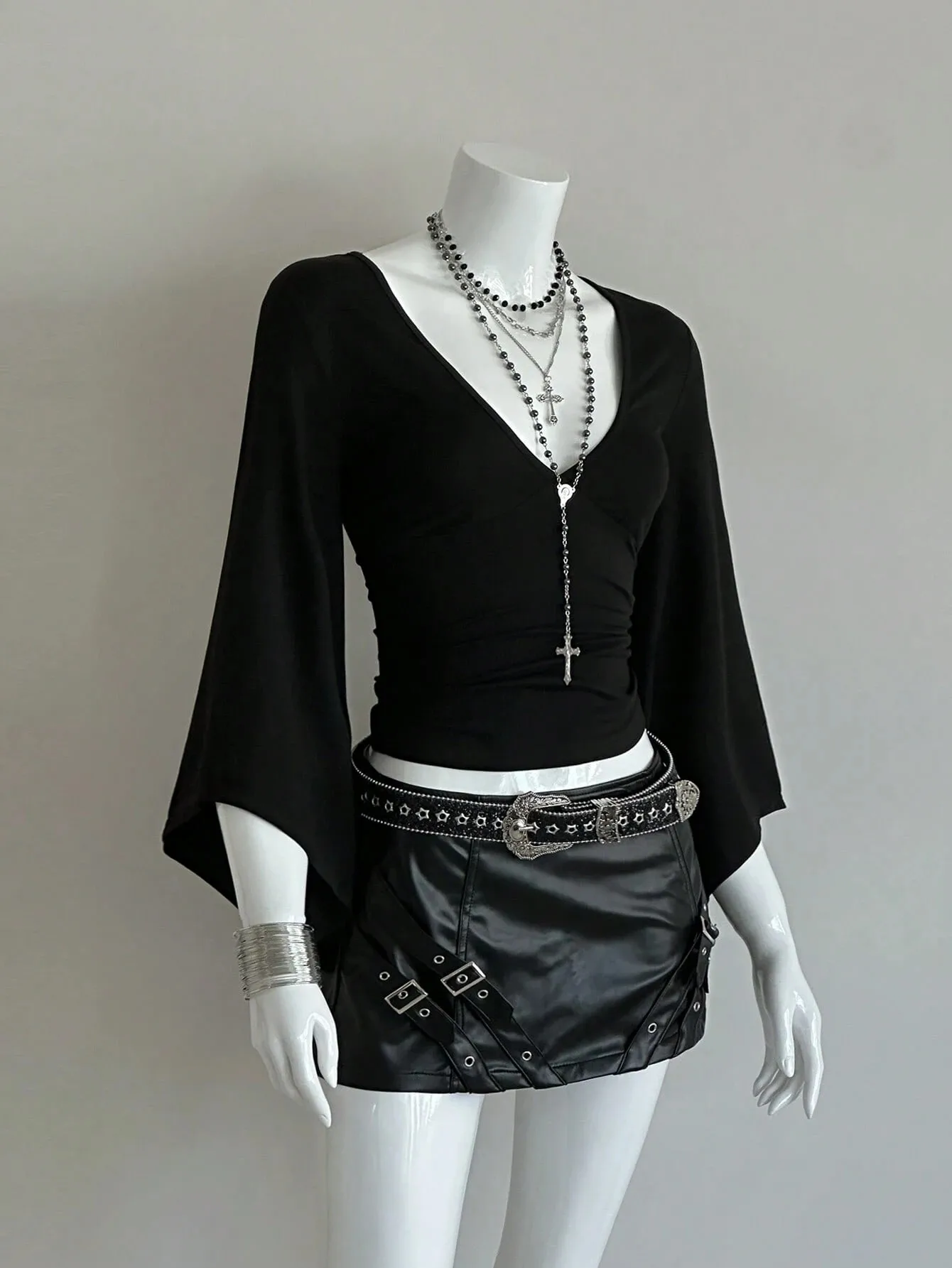 Damen Crop-Top mit tiefem V-Ausschnitt, Reißverschluss vorne, ausgestellten langen Ärmeln, seitlicher Raffung, schmaler Passform, Gothic Streetwear, einfarbig Schwarz, für Ausgeh-Looks, 2026 – Detail 5
