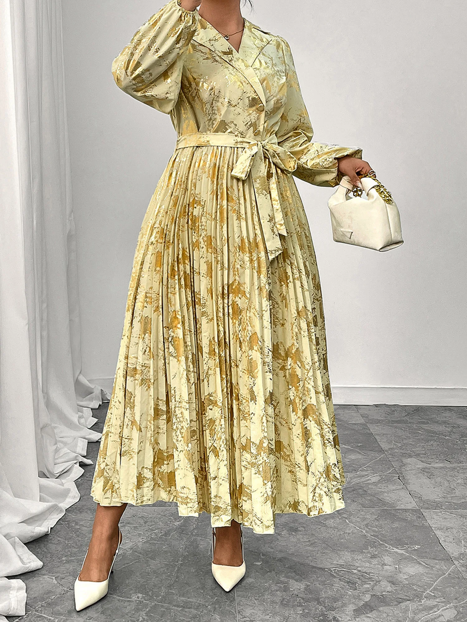 فستان نسائي أنيق مقاس كبير بطبعة زهور وأكمام طويلة وفتحة رقبة على شكل حرف V وتفاصيل كشكشة أنيقة