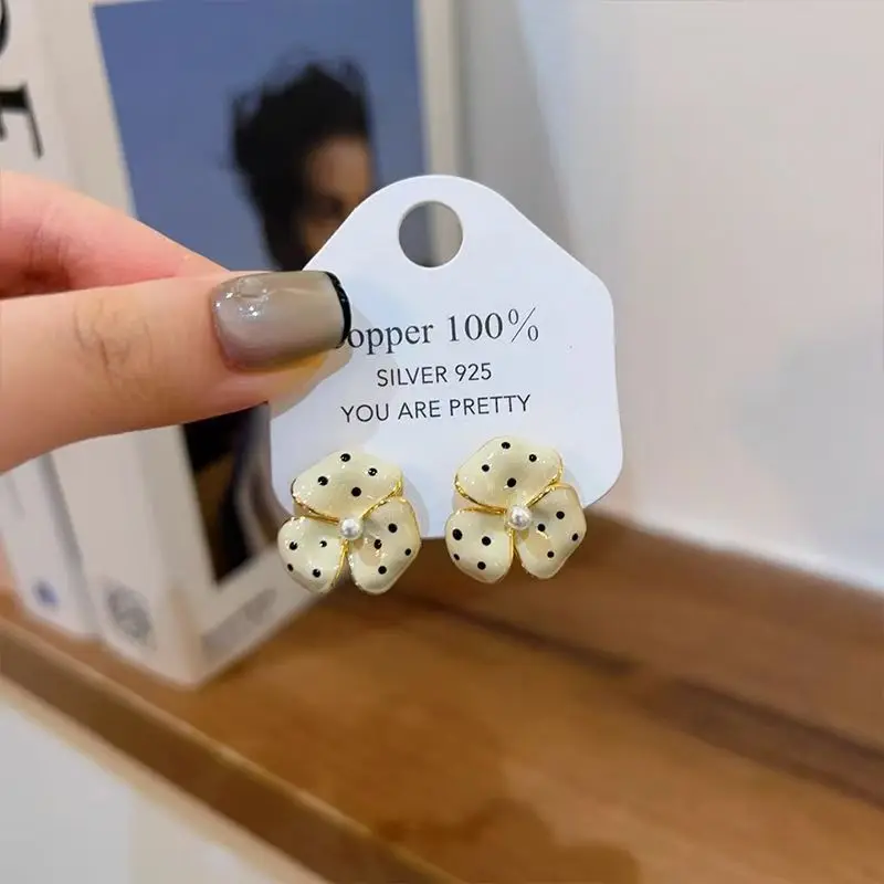 Sweet White Enamel Spot Flower Earrings for Women,Elegant Pearl Petal Plant‑motif,Charming Banquet‑Occasion Aesthetic Jewelry,Gift‑Ready