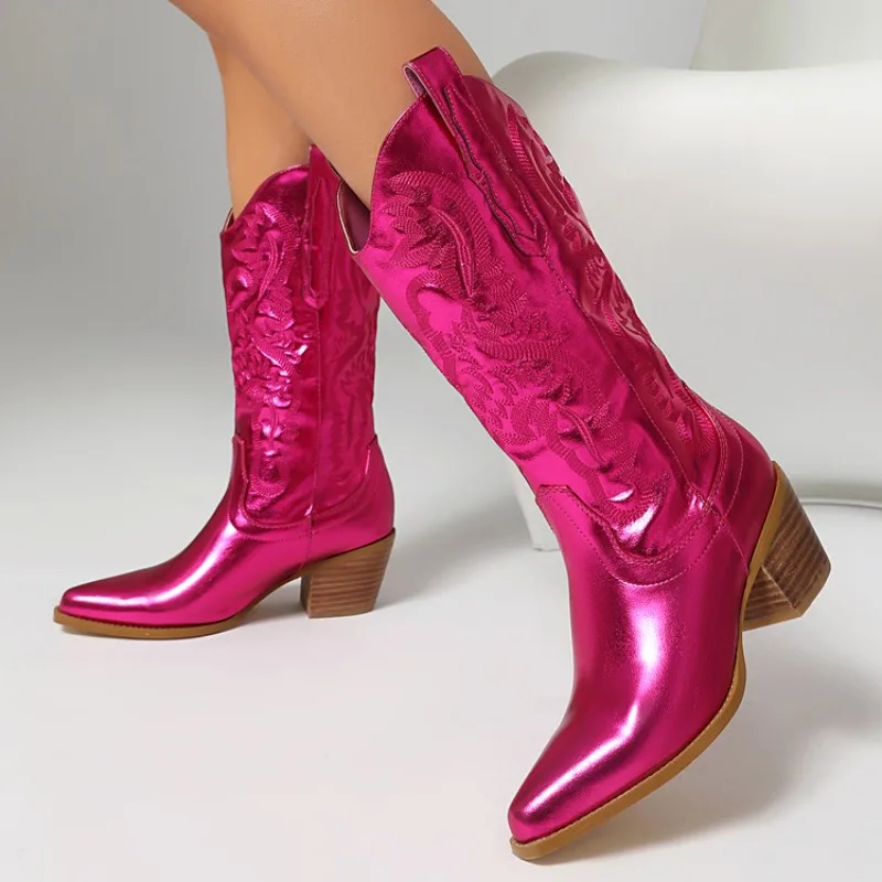 

Новые ковбойские сапоги в стиле вестерн на низком каблуке 6 см с цветочной вышивкой, осень-зима, лаконичный стиль, серебристо-розовые женские сапоги до колена