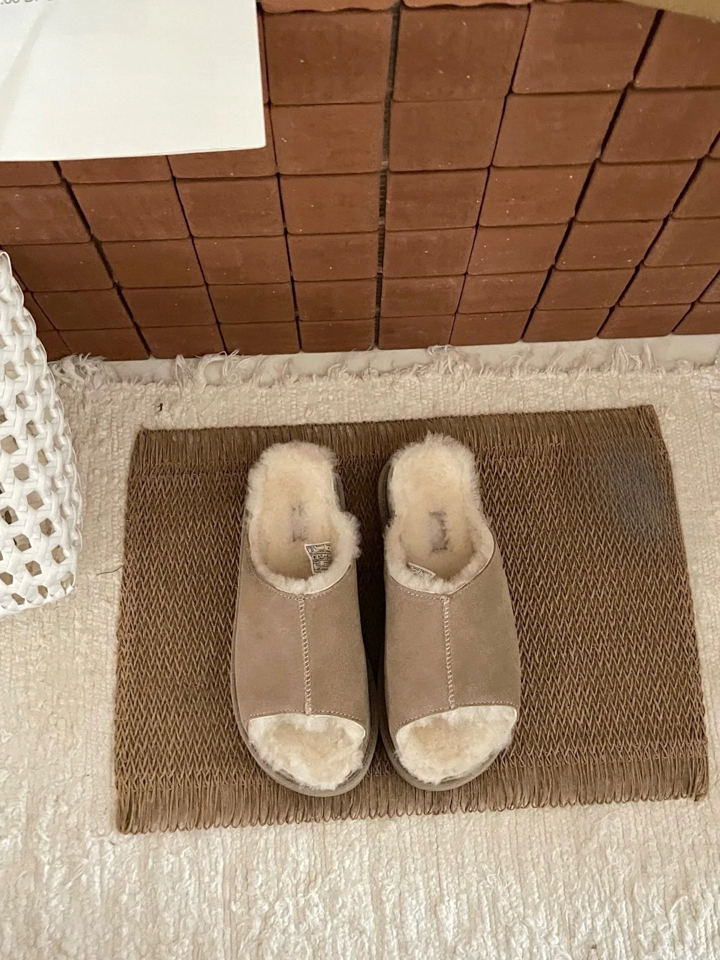 2025 nova moda feminina casual uma palavra boca de peixe arrastar atmosfera minimalista confortável inverno veludo chinelos antiderrapantes