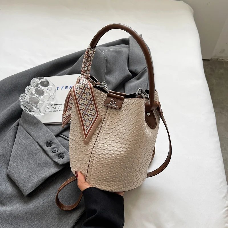 

New 2025 Women's Bag Fashion Crossbody Bag Versatile Soft Leather Handheld Single Shoulder Bucket Light Luxury Bag