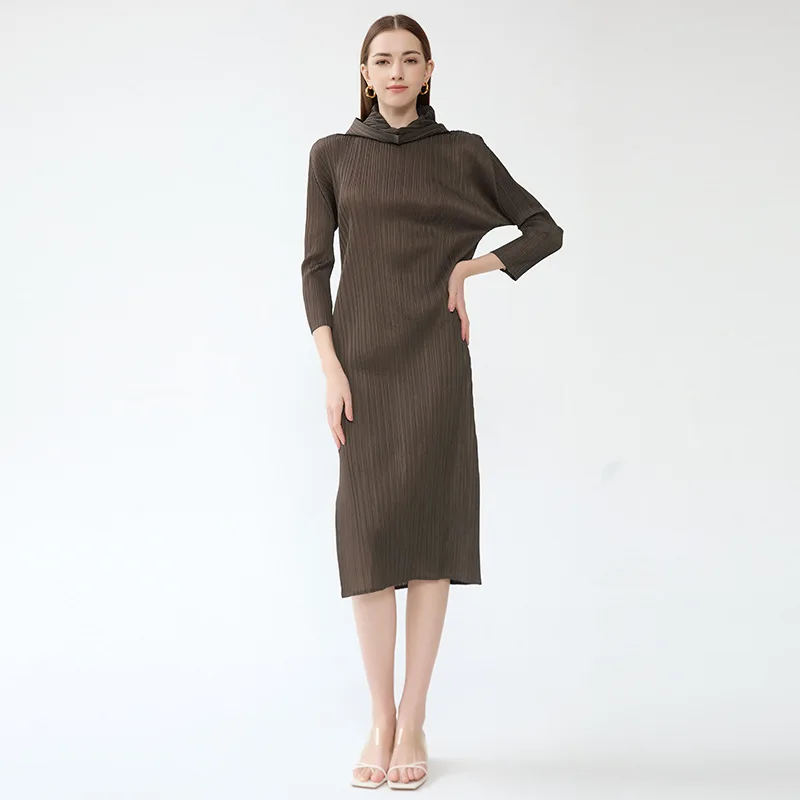 

2024 Spring New Pleated A-word Long Dress Solid Color Long-sleeved Slim-fitting Hooded Dress Winter Women's Design Sense