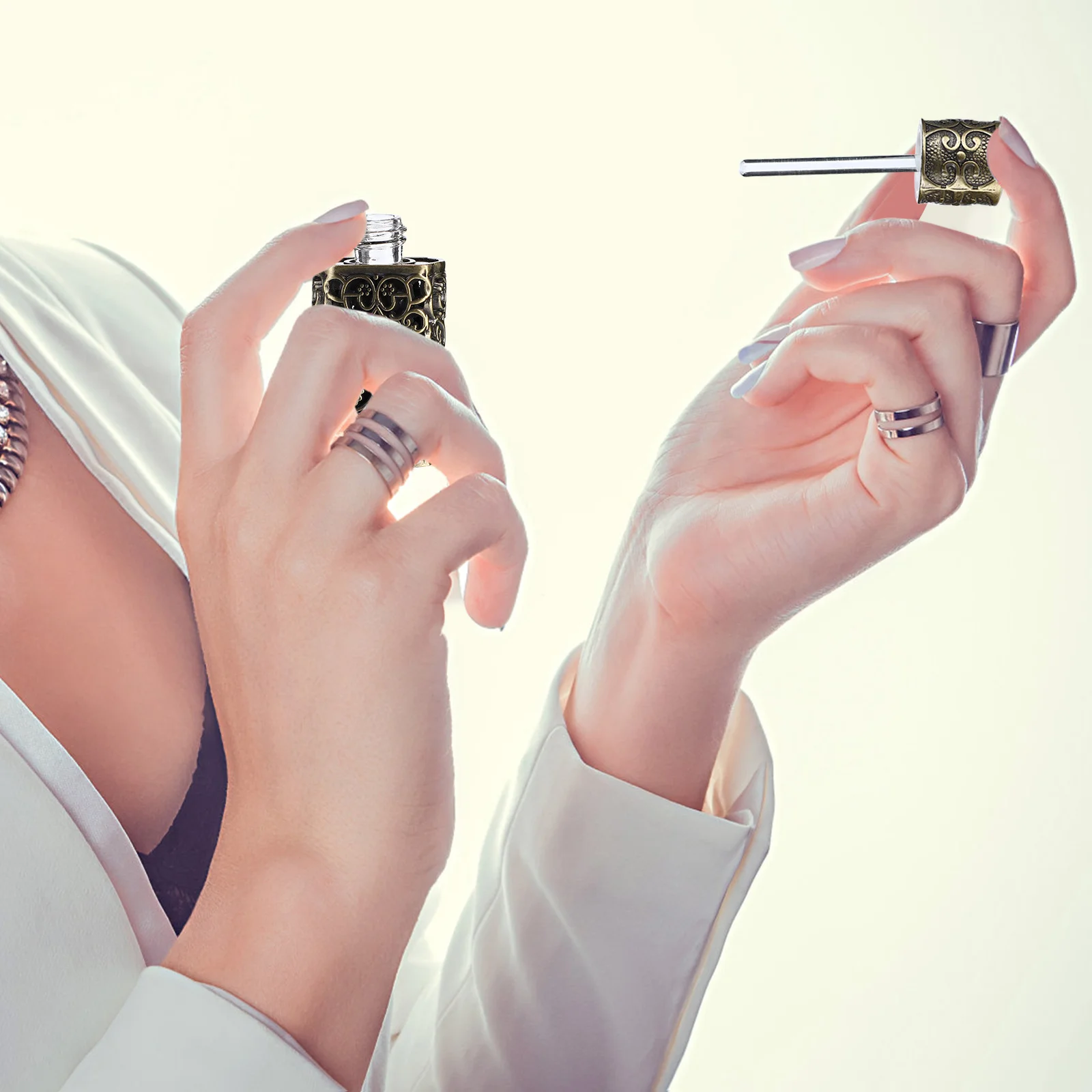 

3Ml Exquisite Essential Oil Perfume Bottle Hollow Flower Engraving Travel Storage Metal Glass Leakproof