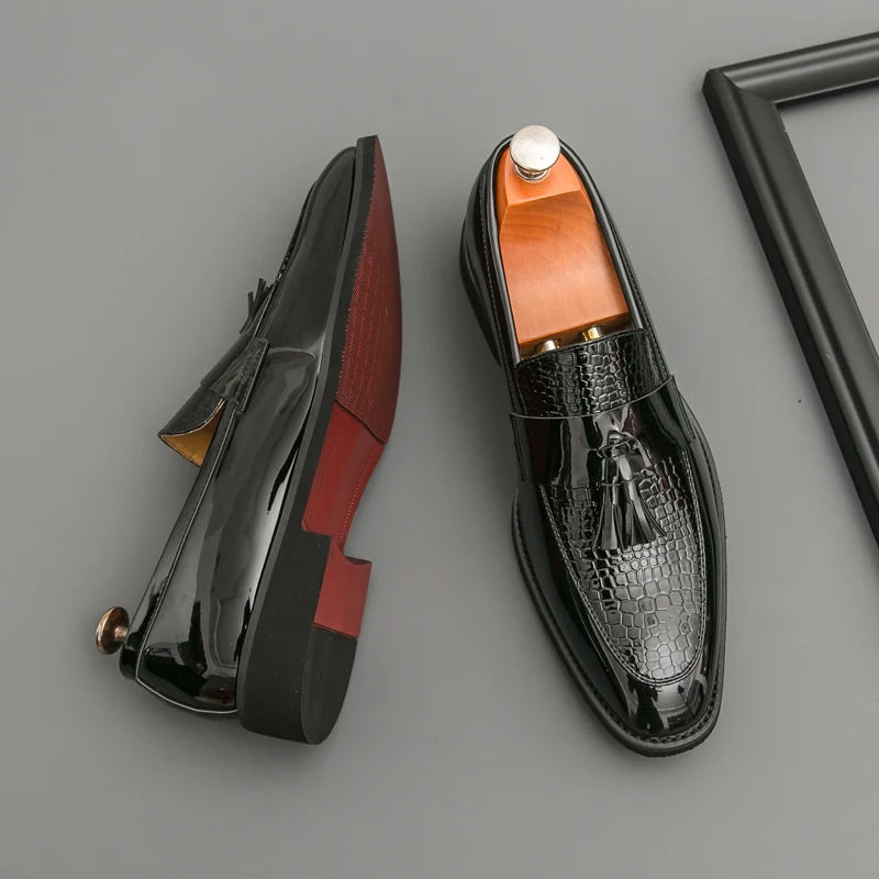 

Red-soled Classic Men Loafers Men Casual One-foot Light Comfortable Fashionable Fringed Shoes Wedding Banquet Shoes Men