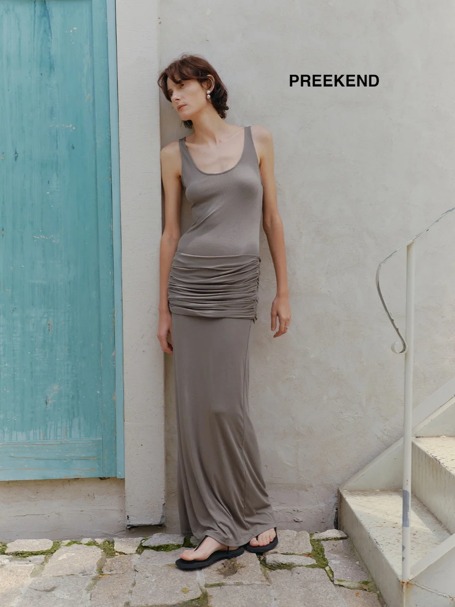 

Вязаное платье-майка с плиссированной талией, длинное, прямого кроя, с круглым вырезом, из смеси модала, вискозы и спандекса.