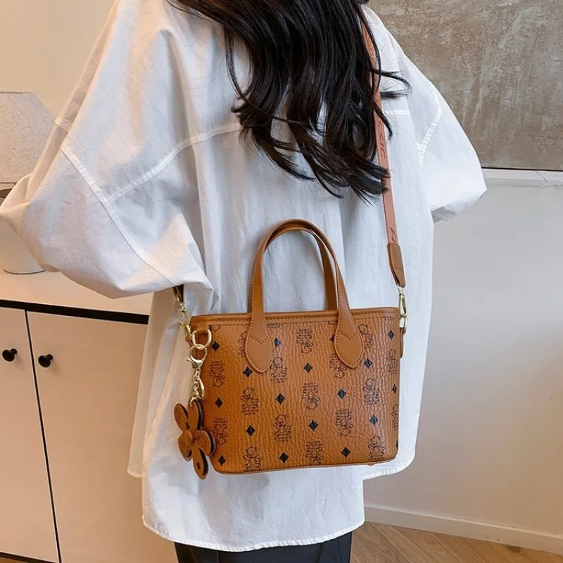 

Stylish Contrast Stitching Ladies Handbag Defined Underarm Shoulder Bag For A Sharp Tailored Appearance