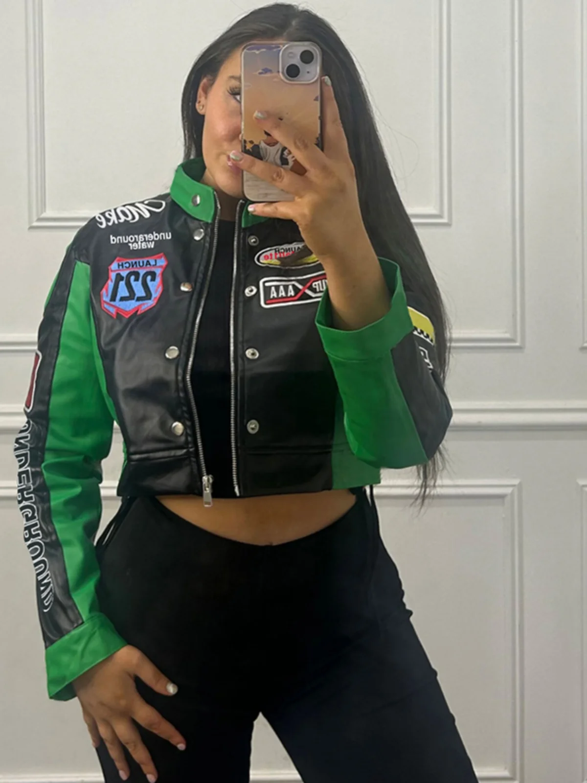 

Модная женская уличная одежда SylCue Gypsy Sli: укороченная куртка на молнии с буквенным принтом и цветовыми блоками, приталенный крой