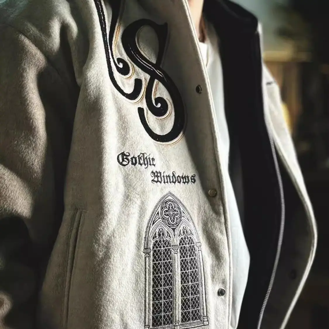 Kurtka baseballowa w stylu amerykańskim, haftowana, o dużej gramaturze, luźna, retro, zapinana na zamek.