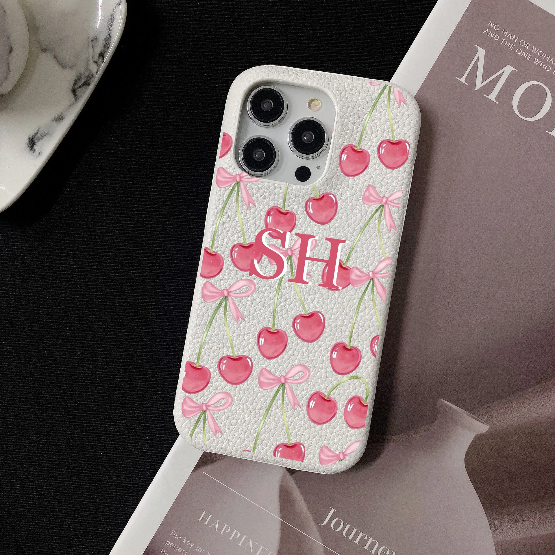 حافظة هاتف صلبة من الجلد بأحرف الاسم الأولي لهاتف آيفون 16 15 14 13 12 11 Pro Max XR Plus غطاء خلفي فاخر مخصص