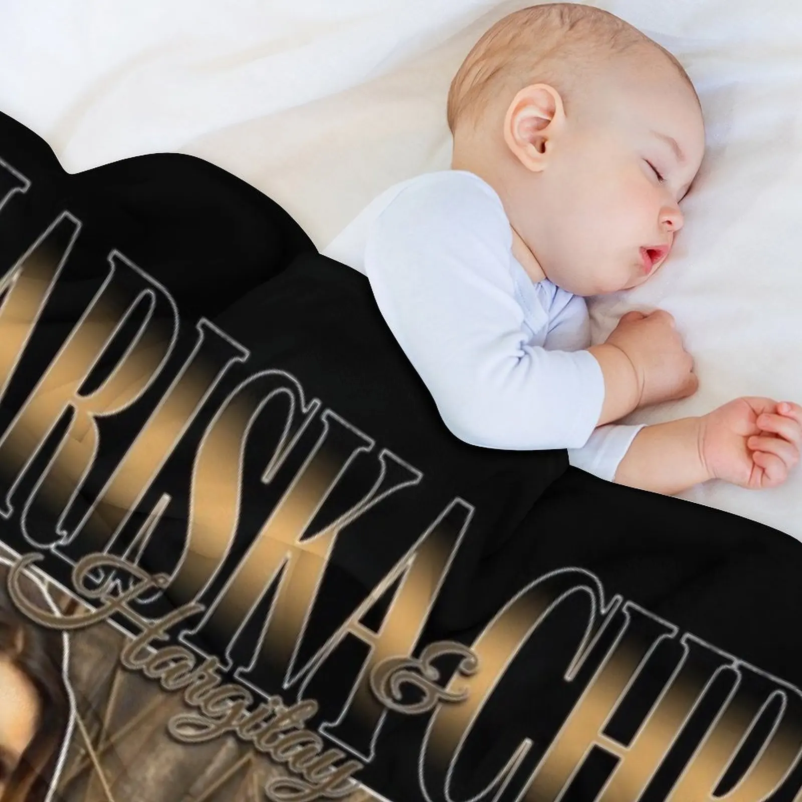 ماريسكا هارجيتاي وكريس ميلوني كريسكا في إيميس المجلد 2 90s مستوحاة من بطانيات رمي وبطانيات أطفال