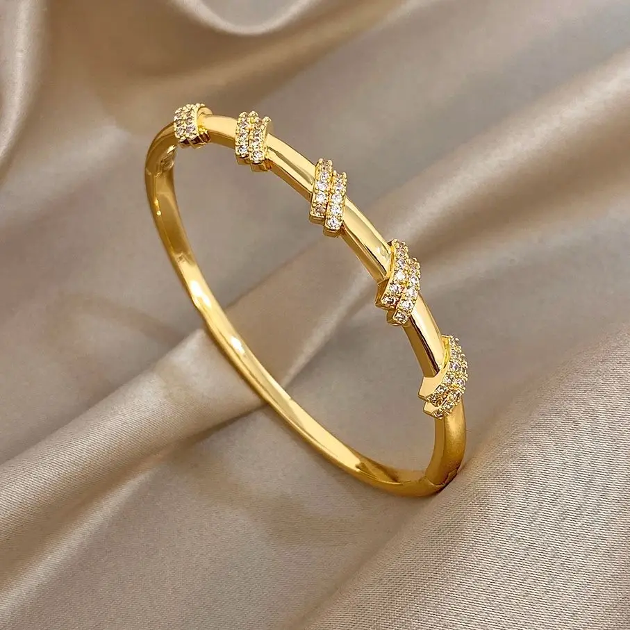 Glänzende Doppelkreis-Zirkon-Armreif mit gedrehter Manschette für Frauen, trendiges vergoldetes Kupfer-Armband, Party-Schmuck