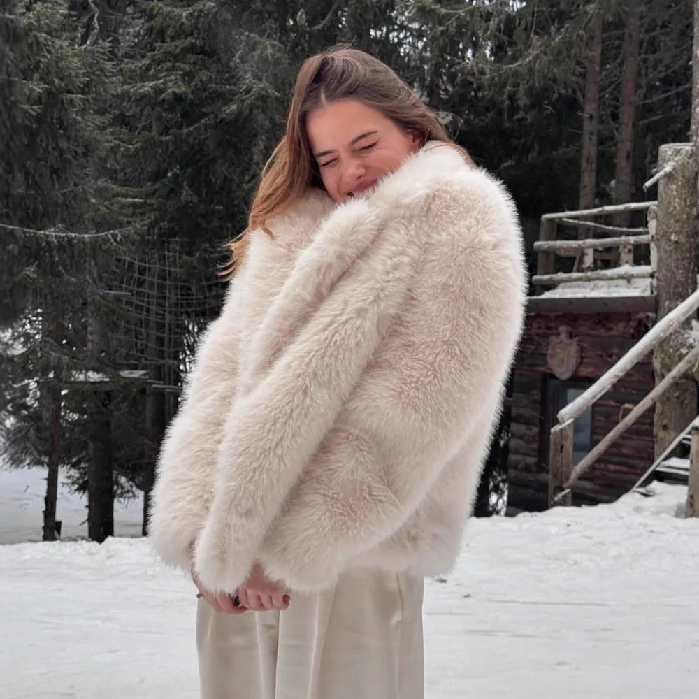 معطف شتوي نسائي لعام 2025 من الفرو الصناعي متعدد الاستخدامات أنيق من فرو الثعلب سترة قطيفة بياقة على شكل طية صدر السترة ملابس خارجية من الفرو الاصطناعي للسيدات