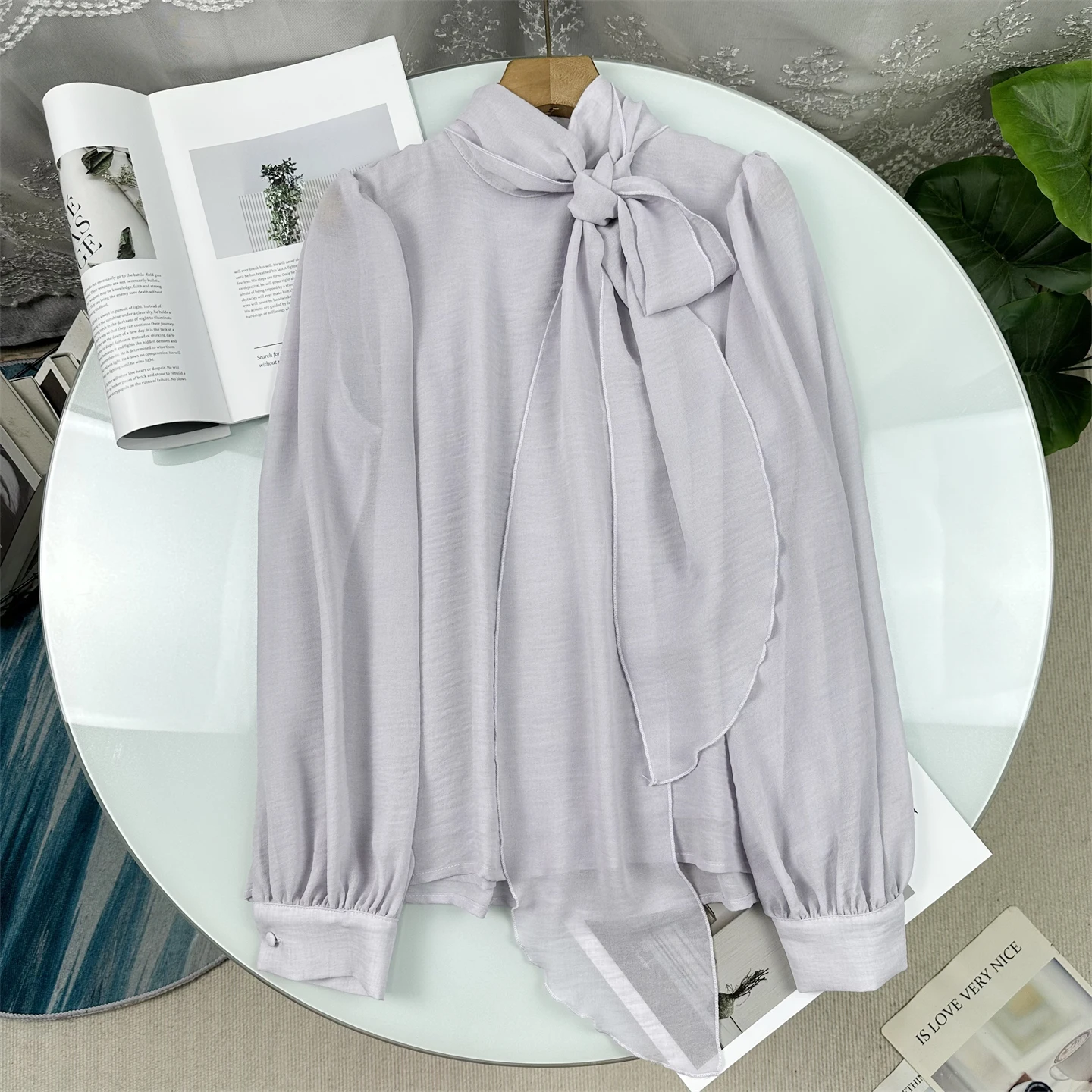 

Элегантная шифоновая блузка женская с воротником-стойкой и драпированным подолом, простой повседневный стиль, весна 2026, модная деловая одежда