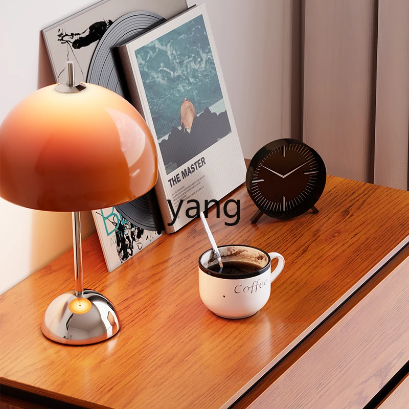 بجانب خزانة تلفزيون xyy، يتم تخزين خزانة الخشب الصلب القديم في درج الحائط. #2