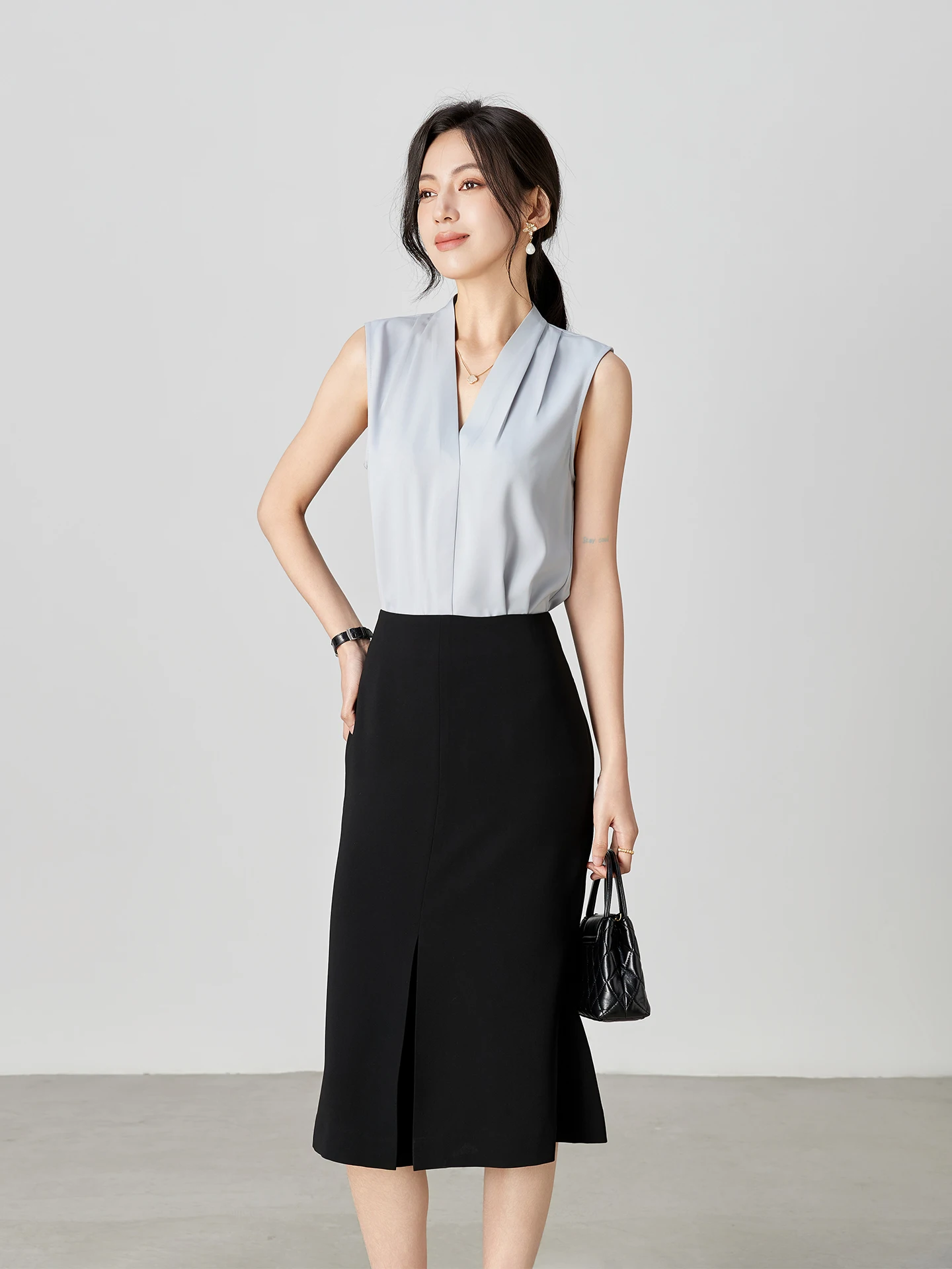 

Spring Summer 2026 Grey Blue Sleeveless Commute Shirt Women's Overhead Style Versatile Inner Wear V-neck Slim Fit Acetate Fiber
