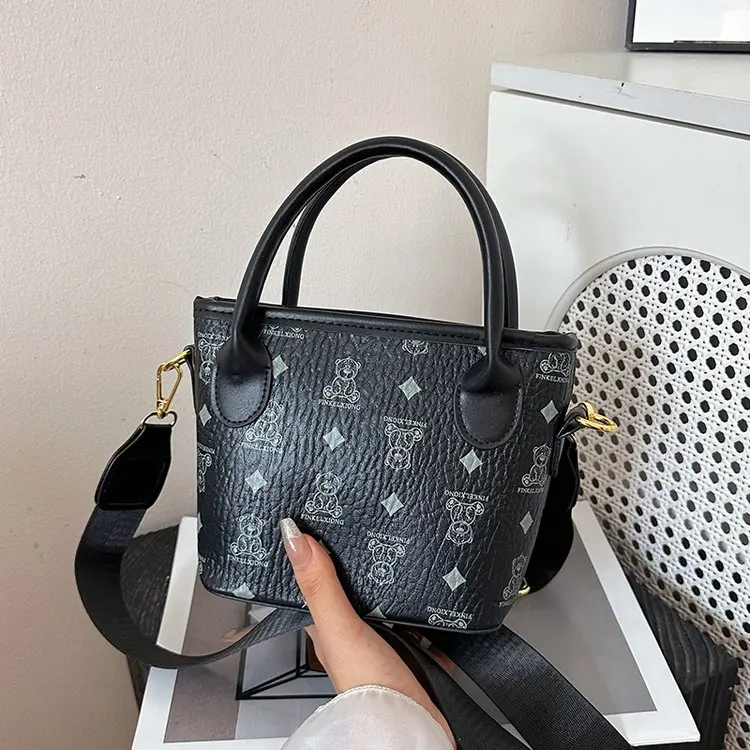 

2026 Новая женская сумка-тоут большой вместимости, просторная многофункциональная сумка через плечо с принтом и внутренним карманом, легкая пригородная сумка