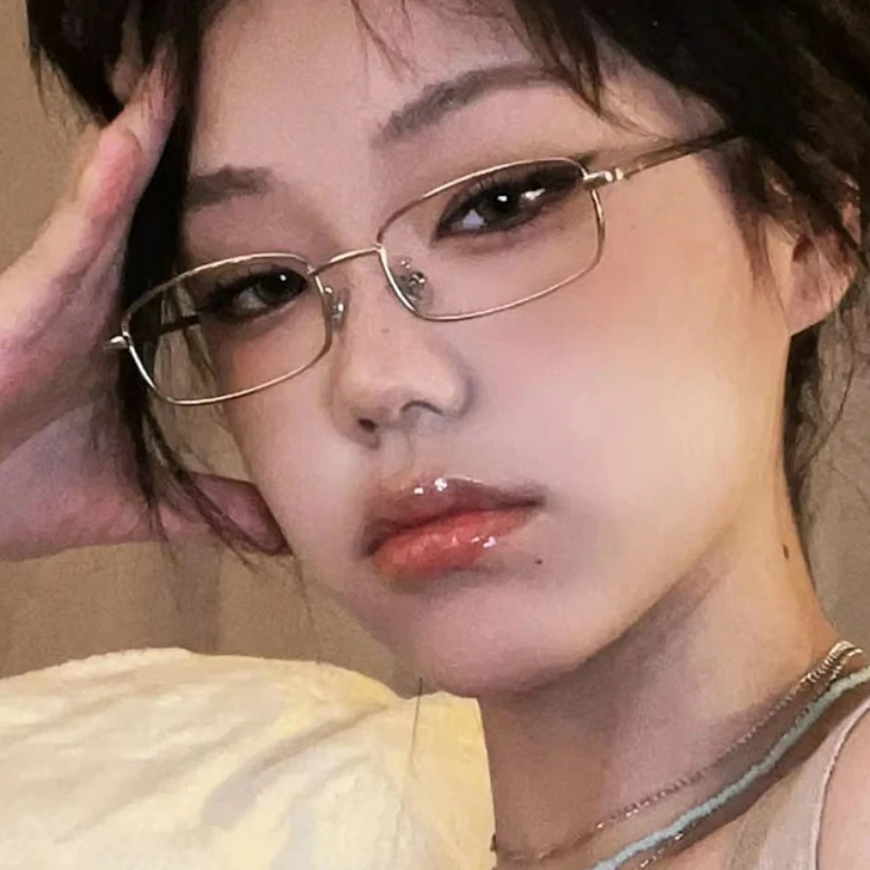 نظارات هاراجوكو ريترو فضية اللون بإطار مربع صغير للنساء نظارات معدنية شفافة للقراءة نظارات حجب الضوء الأزرق