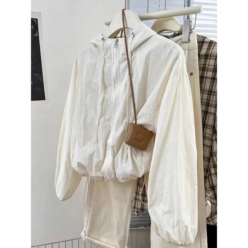 SMVP Chaqueta con capucha blanca para mujer, diseño de verano, sensación retro americana, sensación de alta gama, cortavientos, ropa de abrigo transpirable de manga larga