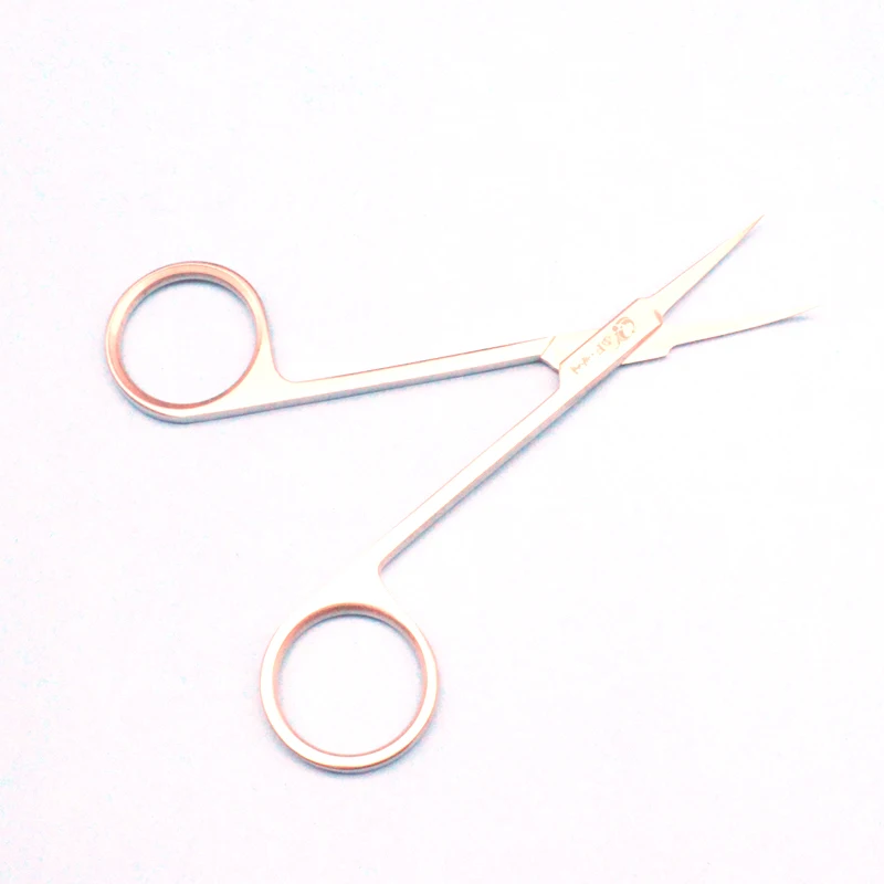 The doctor uses scissors to remove stitches for double eyelids and open the corner of the eye