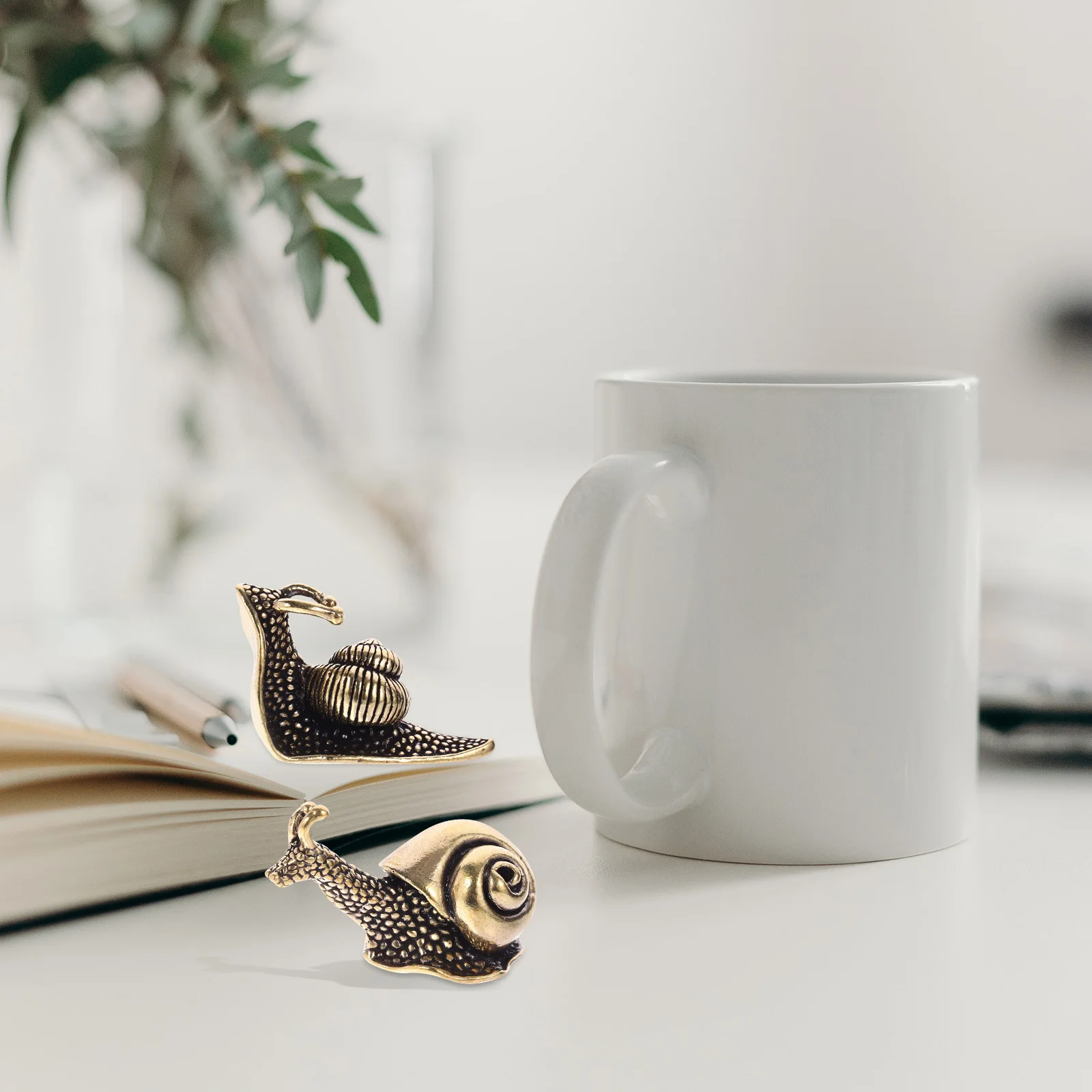 

2Pcs Copper Snail Adornment Vintage Snail Sculpture Fine Workmanship Tabletop Decor for Living Room Study Garden Decoration