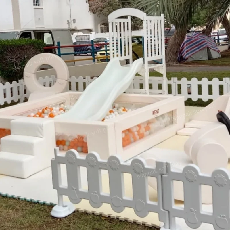 클래식 화이트 실내외 어린이 놀이 파티 이벤트용 투명 볼풀 화이트 슬라이드 소프트 플레이 화이트 소프트 플레이 장비 대여