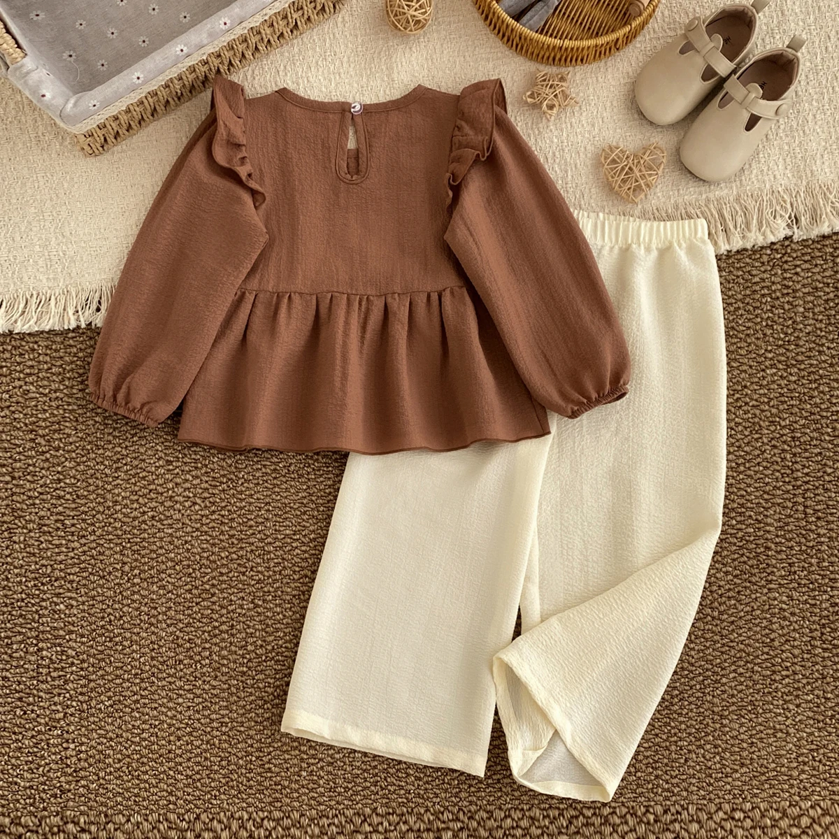 Humor Bear Kinder-Herbst-Zweiteiler mit Flügelärmel-Bluse in Reisweiß und Weiten Hosen, Lässiges Mädchen-Boutique-Outfit – Detail 3