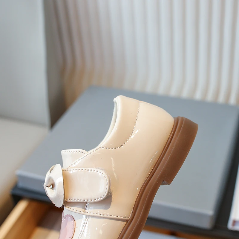 Niedliche Mary-Jane-Schuhe mit Herzapplikation und Plateausohle für kleine Mädchen, Freizeitschuhe aus Lackleder mit Schleife und Klettverschluss, dicke Sohle – Detail 6