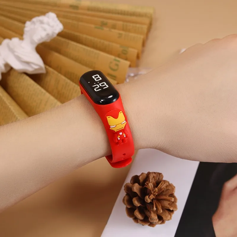 Beast Kingdom Batman Homem-Aranha Homem de Ferro Figura de desenho animado Relógio Criativo Bonito Crianças Estudante LED Relógio Eletrônico À Prova D 'Água