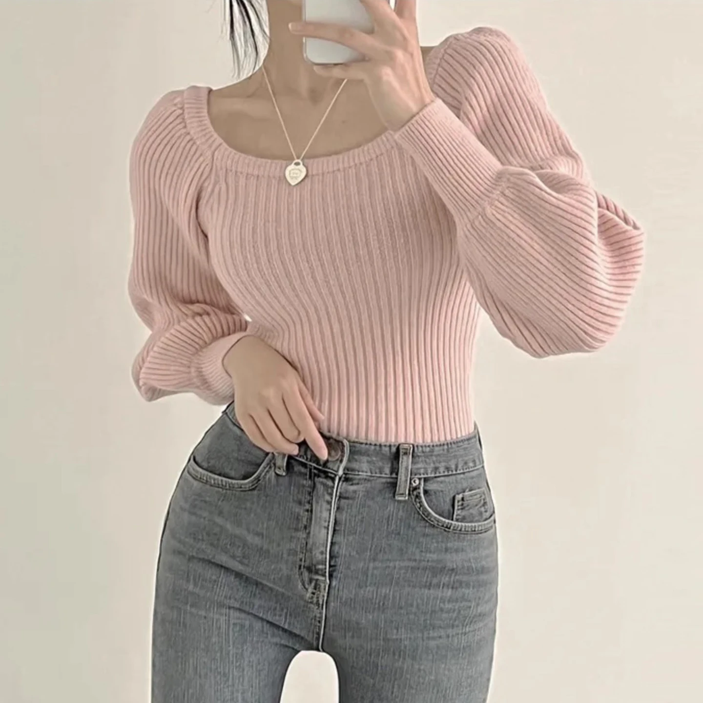 Elegancki sweter damski na jesień i zimę z kwadratowym dekoltem, dopasowany, z efektem bufiastych rękawów, odkrywający obojczyk, modny, koreański, długi rękaw.