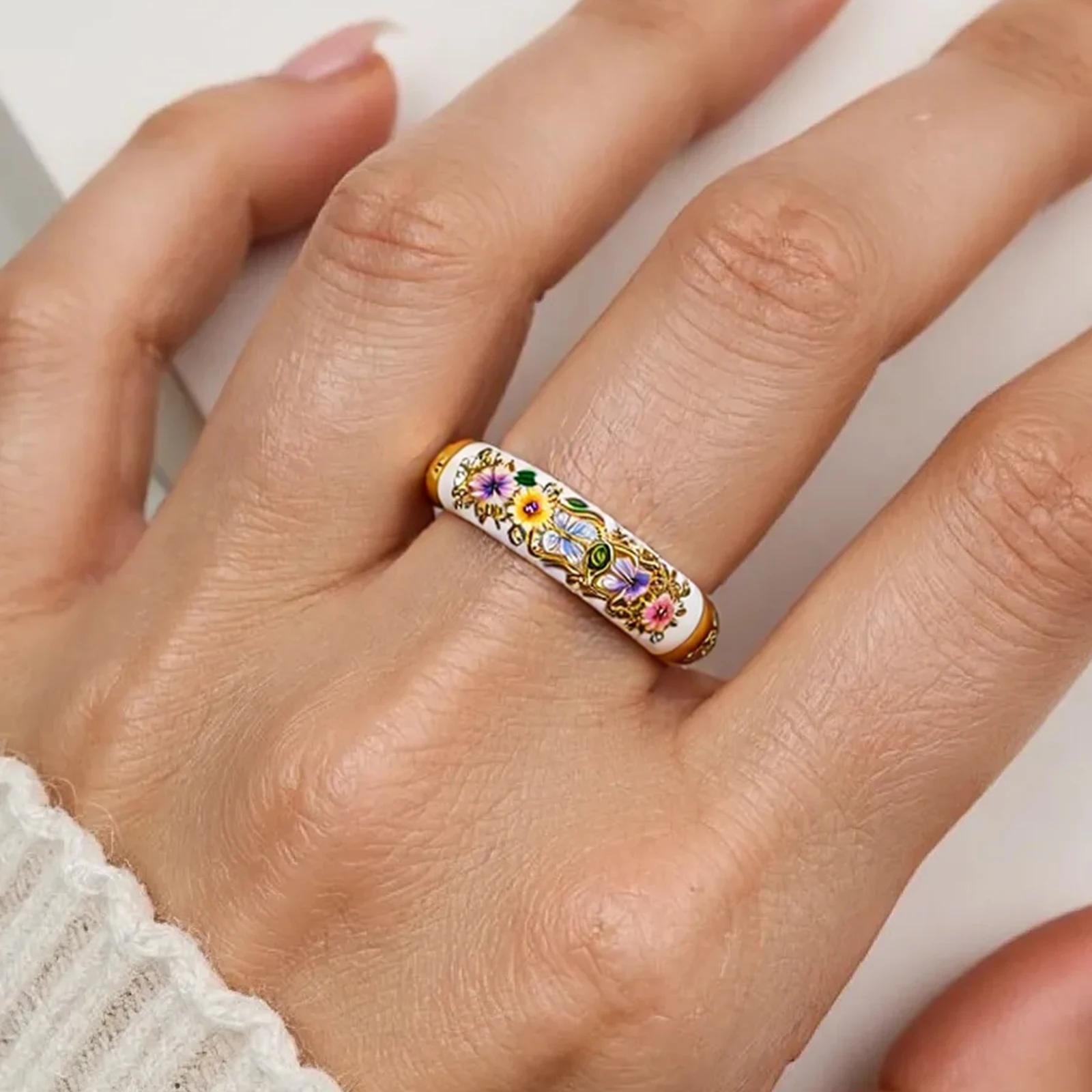 مشبك التيتانيوم الصلب المينا الدائري جوفاء التدريجي حلقة مايكرو معبد الملونة حجر الراين كريستال 18K مطلية بالذهب الدائري للنساء الطرف